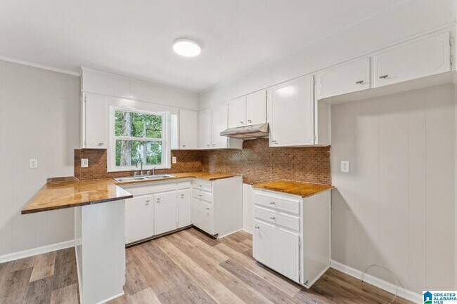 Building Photo - 1404 4th Pl NW