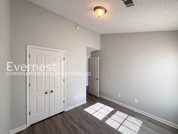 Building Photo - 8640 Thomas Ln