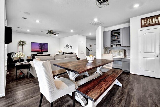 Building Photo - 5815 River Timber Trl