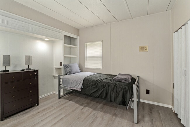 Building Photo - 112 Queenswood Dr