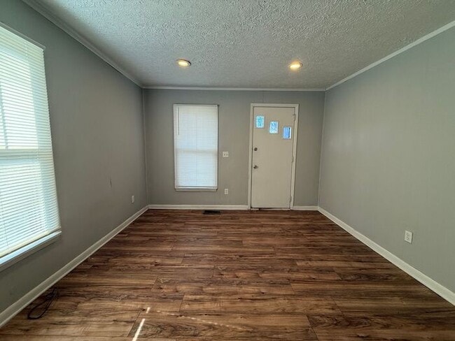 Building Photo - Cottage Style Home Super Close to Downtown!