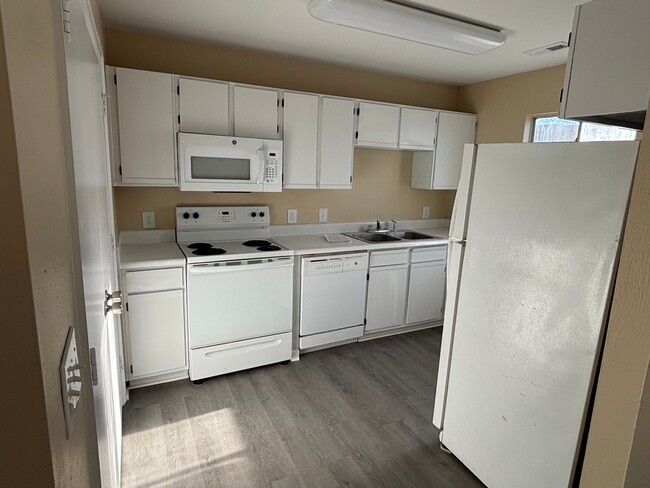 Building Photo - 1 BED 1 BATH UNIT ON 2ND FLOOR IN MYRTLE G...