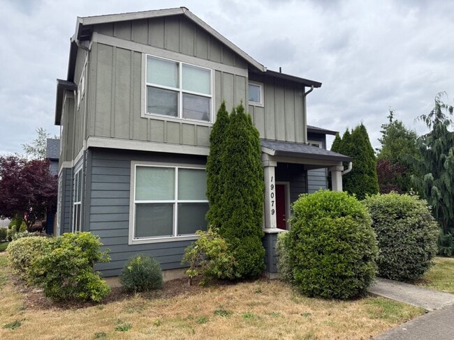 Building Photo - 3 Bed, 2.5 Bath Home with Stainless Applia...