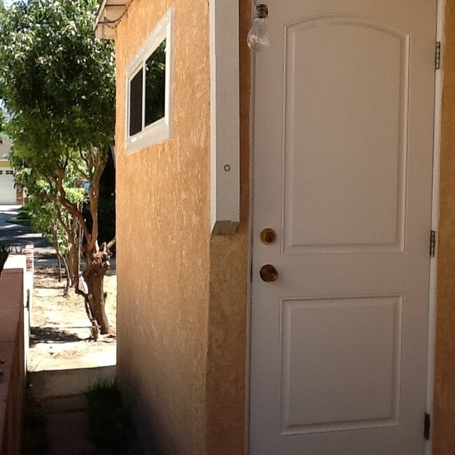 Building Photo - 633 S Orchard Dr