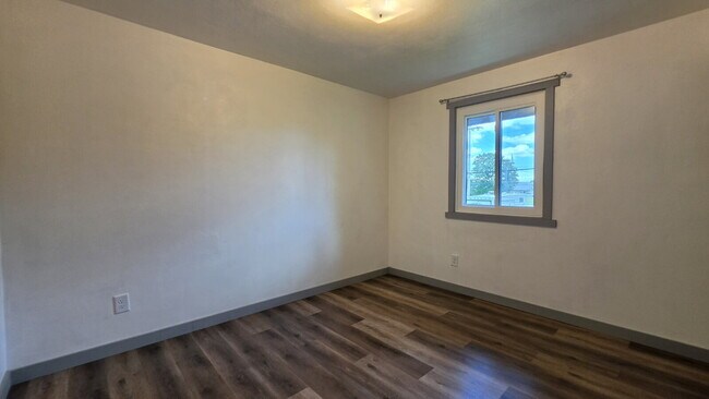 Building Photo - Cozy 1 bedroom upper in Appleton