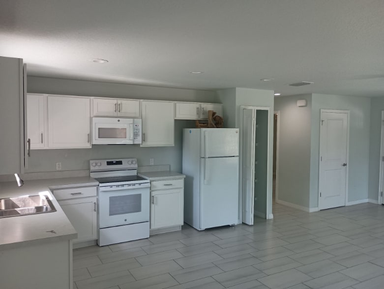 Building Photo - 985 Flomich St