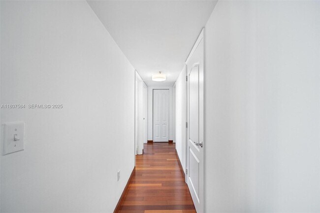 Building Photo - 1200 Brickell Bay Dr