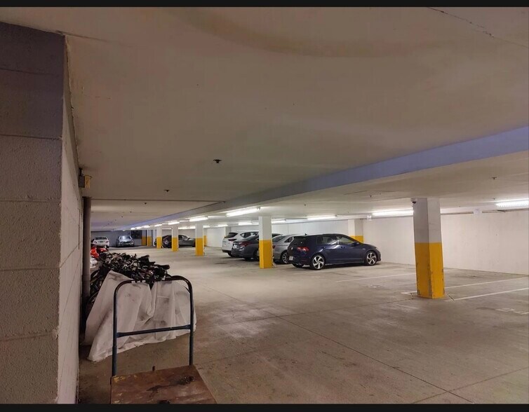 Covered garage - 5200 Peachtree Rd