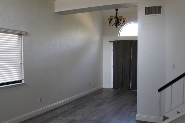 Building Photo - Southwest Bakersfield Home for Rent July