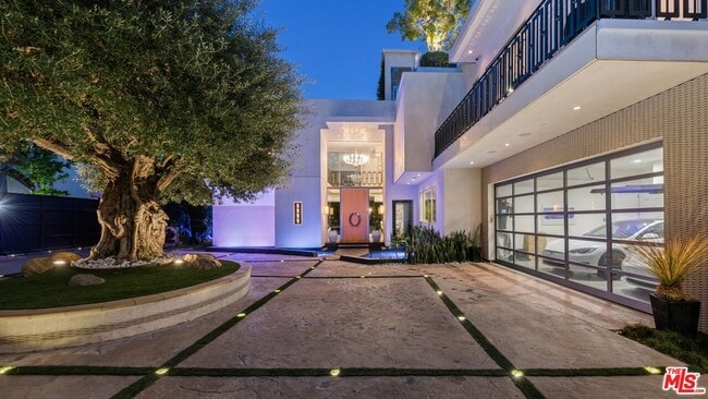 Building Photo - 9663 Santa Monica Blvd