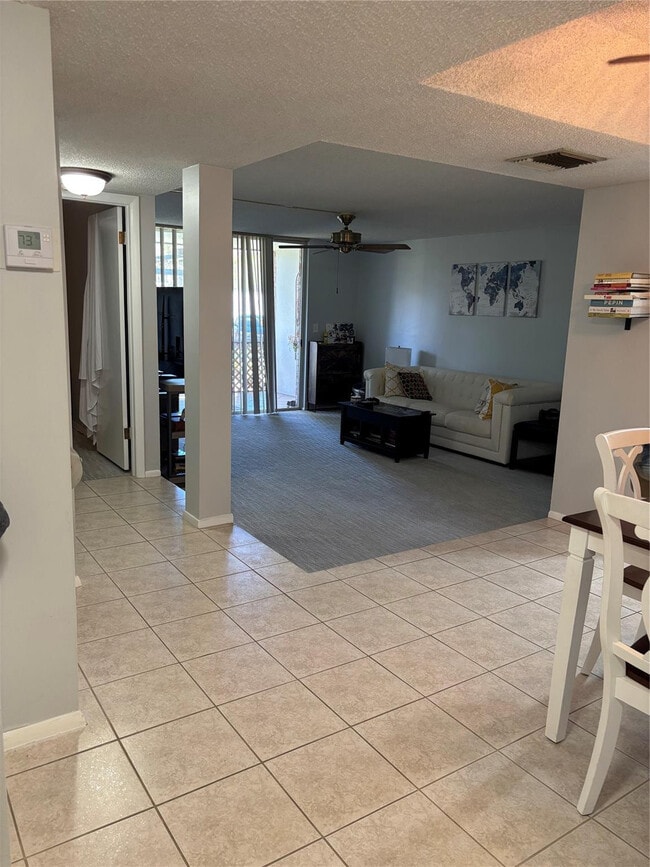 Building Photo - 3650 Inverrary Dr