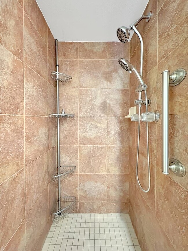Building Photo - Incredible 2BD/2.5BA w/Ocean Views and Acr...