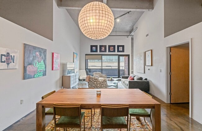 Building Photo - Fully Furnished 2 Bed / 2 Bath Modern Apartment Near Union Station! $2695.00!