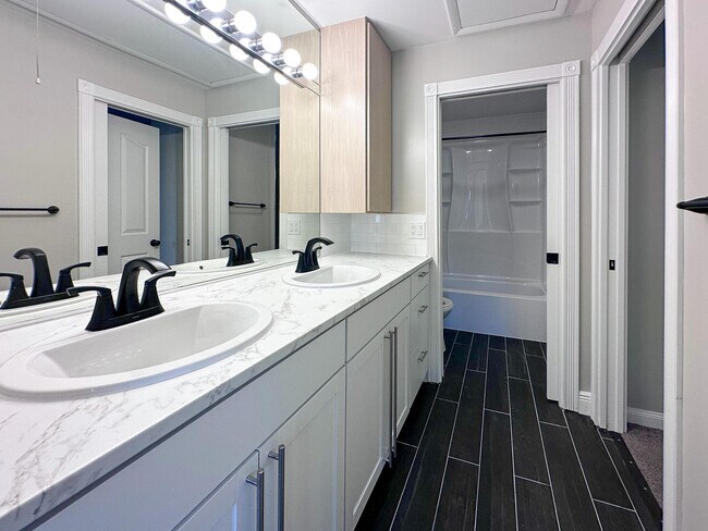 Building Photo - 3662 SW Sunset Trace Cir