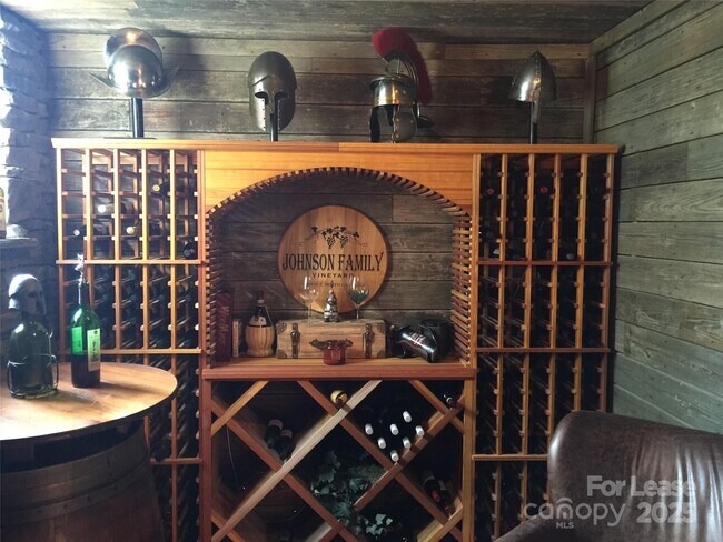 Building Photo - 1011 Lakeshore Dr