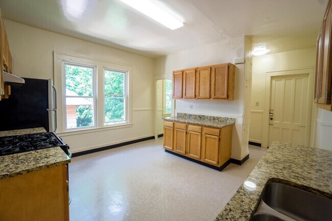 Building Photo - Bright 4 Bedroom Flat With Off Street Park...