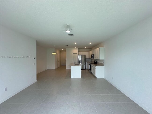 Building Photo - 402 SE Crossoak Ln