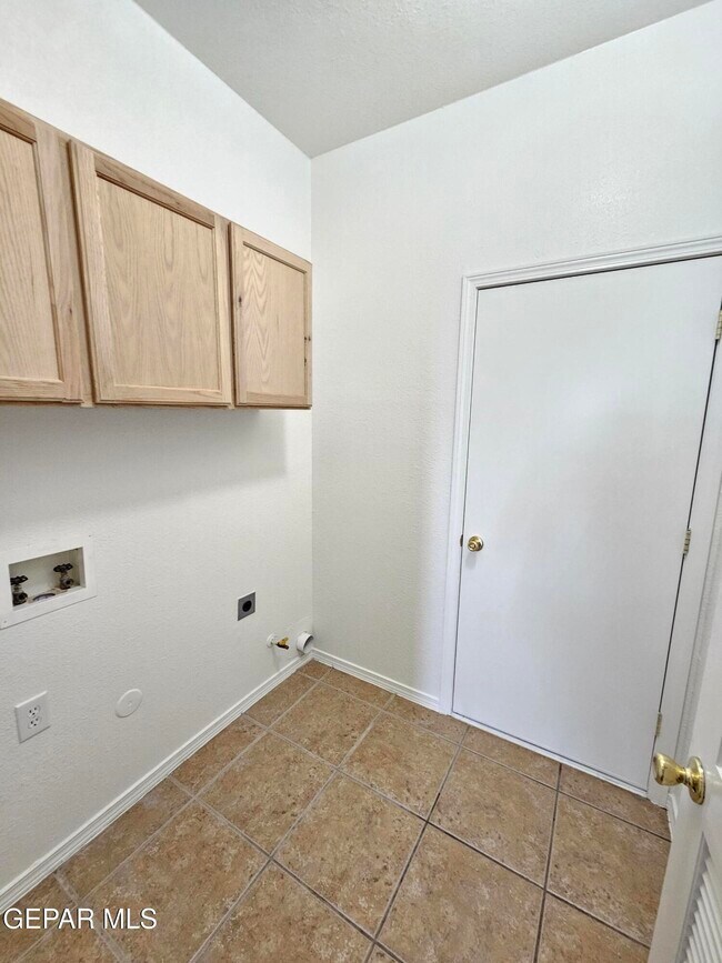 Building Photo - 6087 Camden Lake St