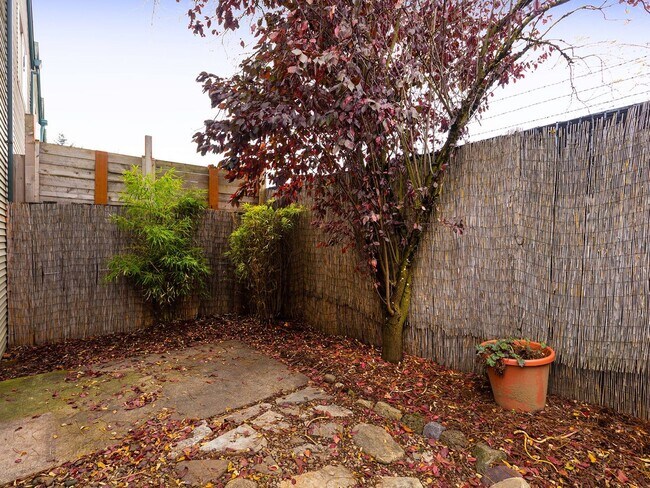 Building Photo - Bright & Spacious 2-Bedroom End Unit Townh...