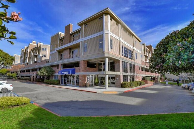 Building Photo - Perectly Located, **PET FRIENDLY** Spaciou...