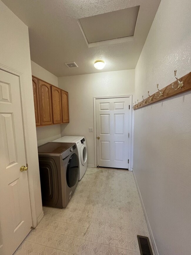 Building Photo - Beautiful sunridge house with breathtaking...