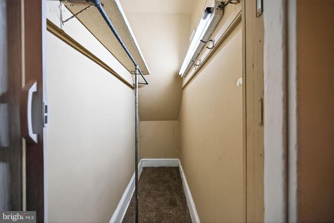 Building Photo - 827 N 10th St