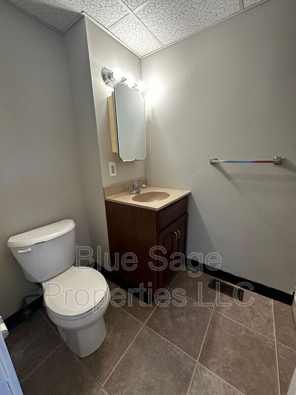 Building Photo - 1301 E 9th St