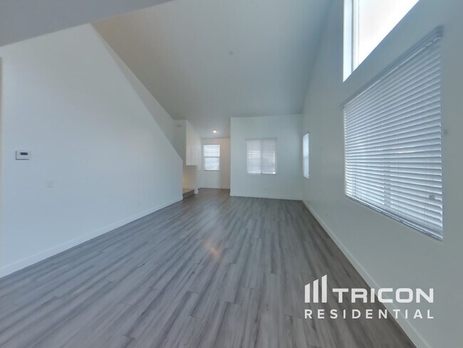 Building Photo - 2634 E Danbury Rd