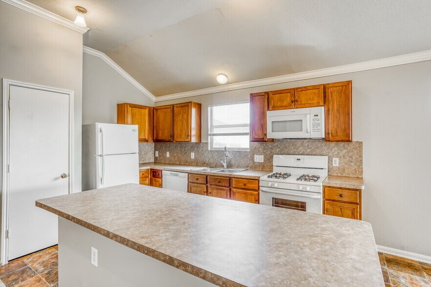 Building Photo - 5811 Ridgebluff Ln