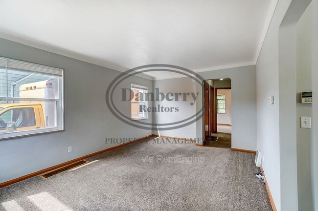 Building Photo - 347 Darrow Ave