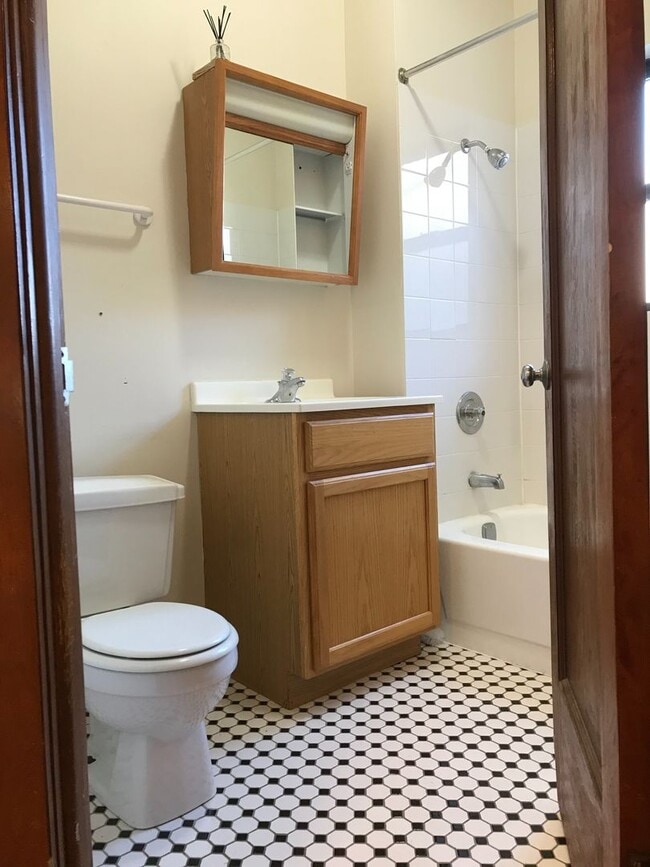 Building Photo - Beautiful Studio Apartment Available for Sublet March 1st