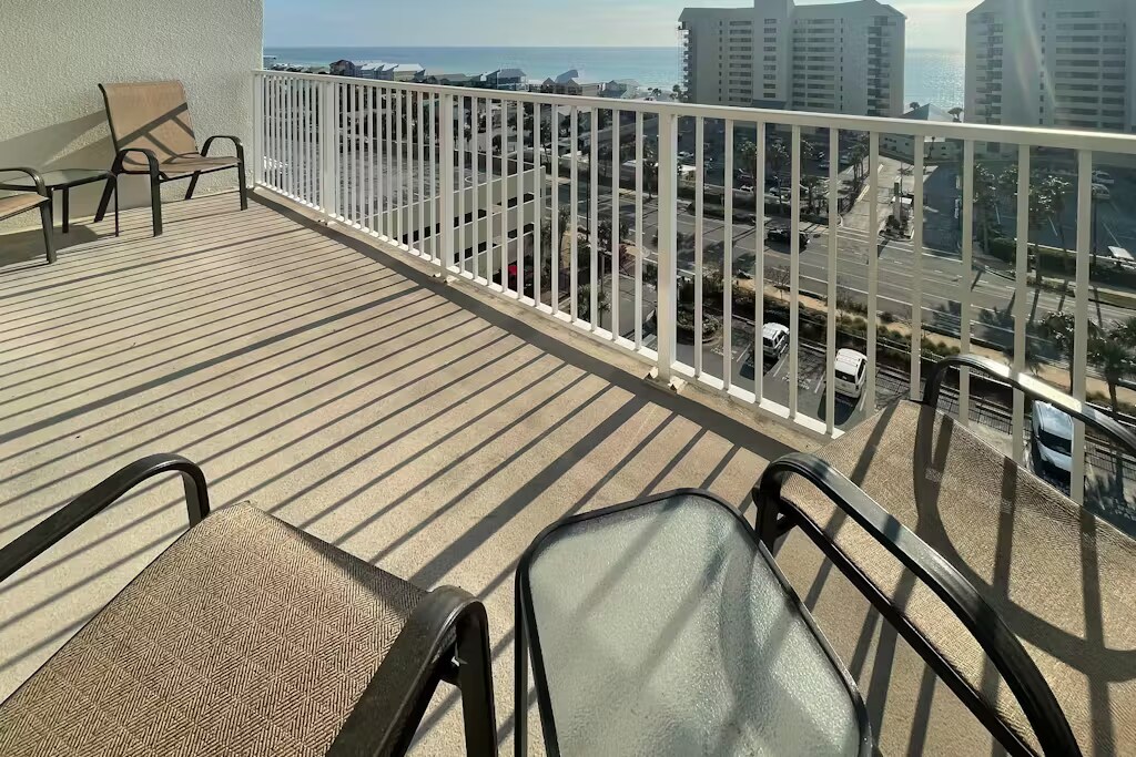 Building Photo - 9860 S Thomas Dr