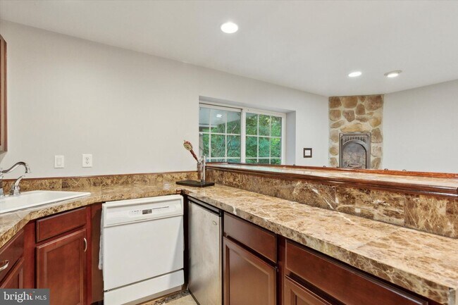 Building Photo - 125 Vernon Ct