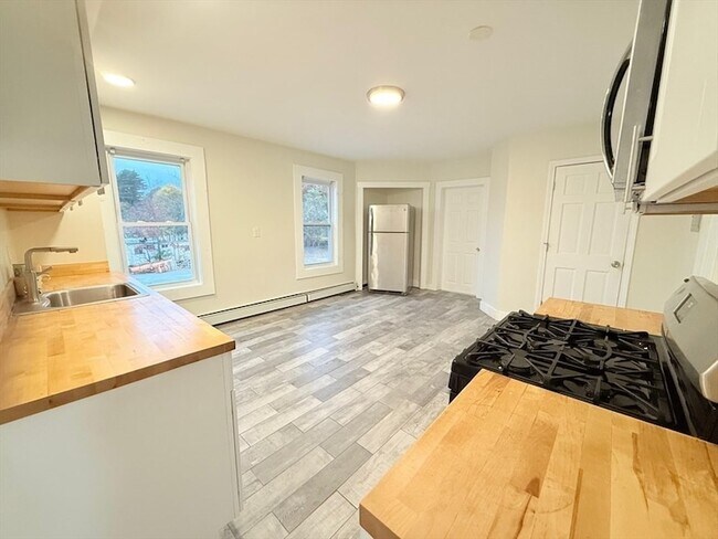 Building Photo - 116-118 Lawrence Street Unit 2