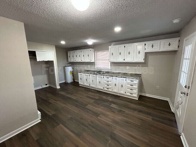 Building Photo - 402 S Yates St