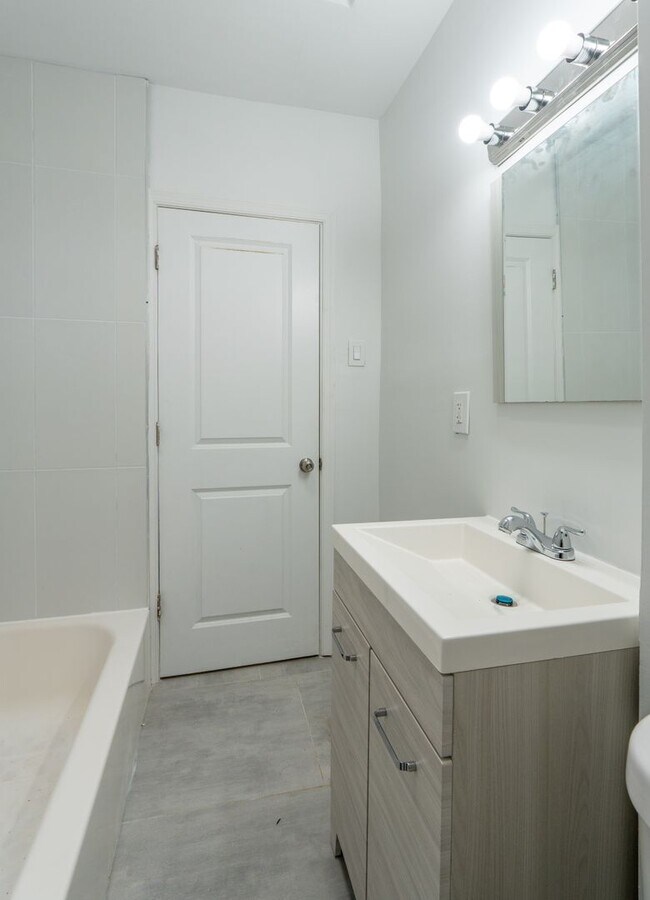 Building Photo - Newly rehabbed 3 bedroom 1.5 bath unit