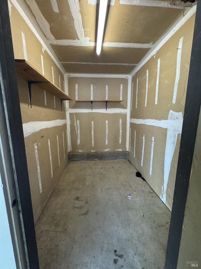 Building Photo - 33 Lakeview Ct