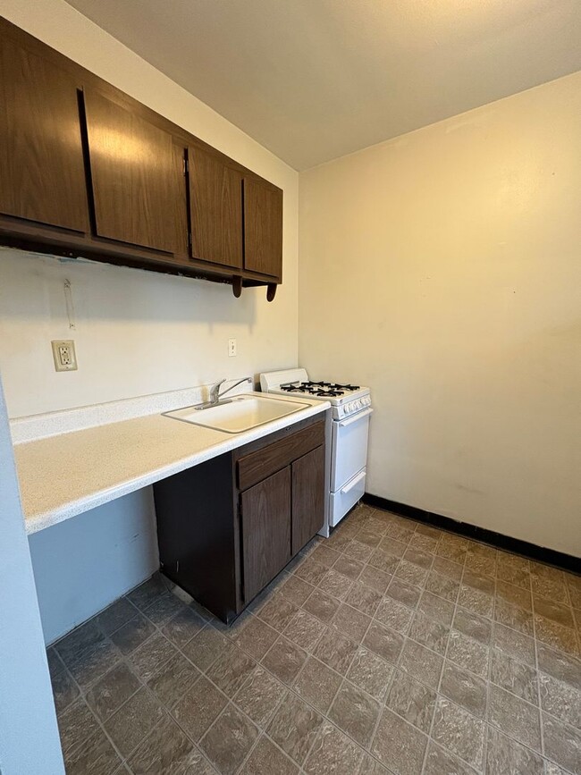 Building Photo - 50 W 7th Ave