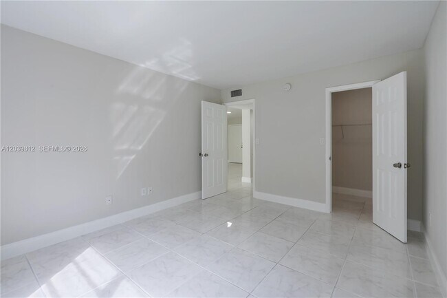 Building Photo - 9180 Fontainebleau Blvd