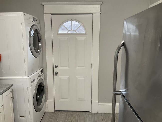 Washer/dryer in kitchen unitA - 1643 Ralph David Abernathy Blvd SW