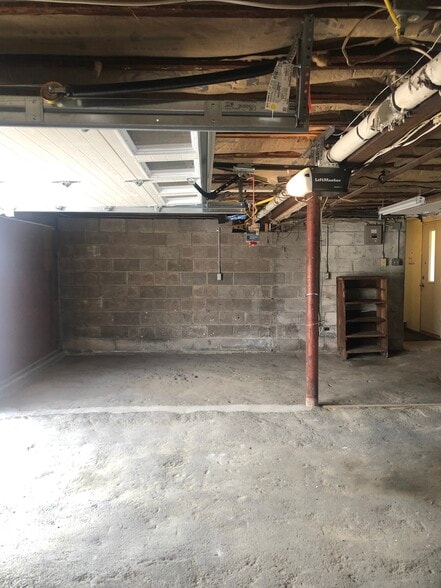 Building Photo - 728 W 3rd St