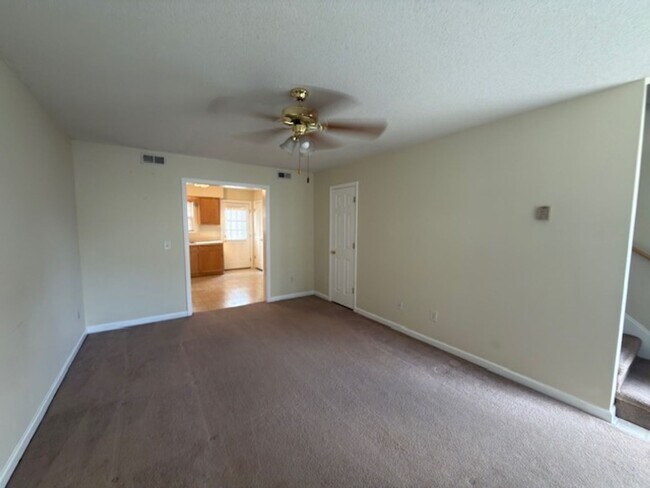 Building Photo - Two bedroom, 1.5 townhouse in Graham (Park Place Apts)