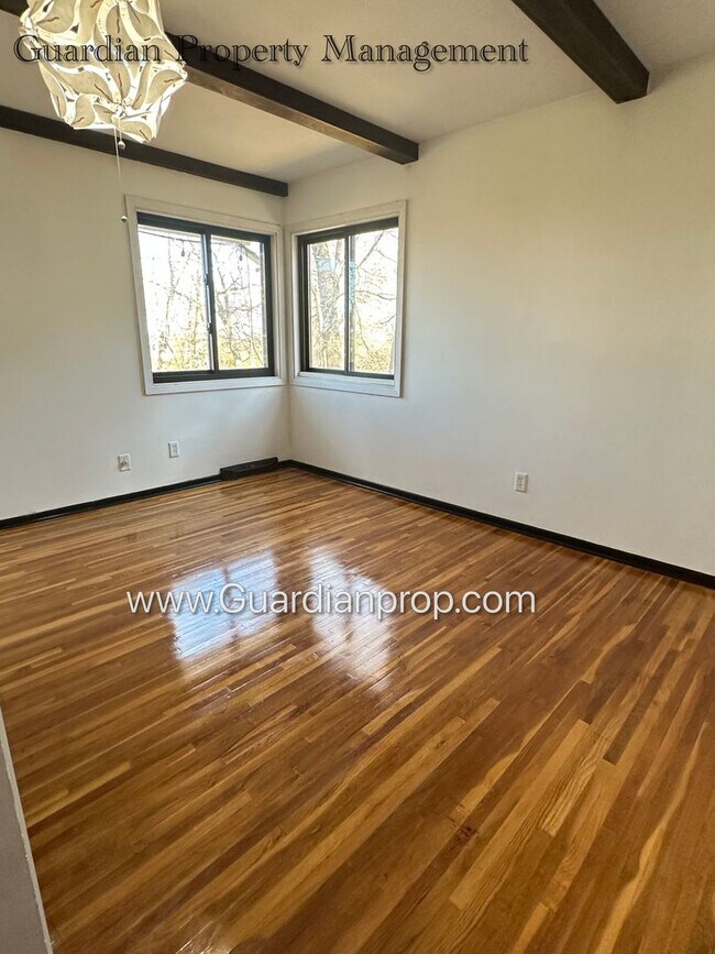 Building Photo - Burnsville Single Family Home, 2 Car Garage, Large Sun Room, Fireplace, Deck