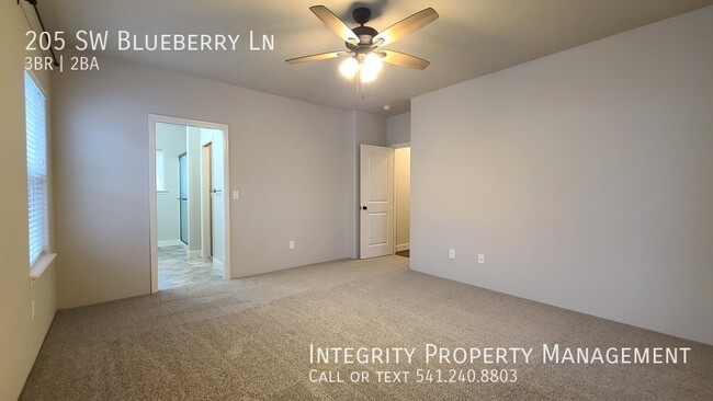 Building Photo - 205 SW Blueberry Ln