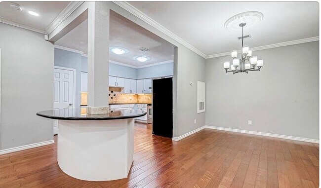 Building Photo - 2255 Braeswood Park Dr