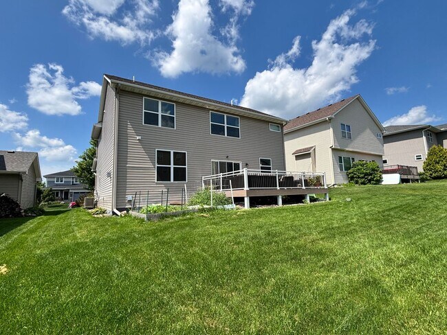 Building Photo - Beautifully Spacious 4bed 3.5bath Home, in...