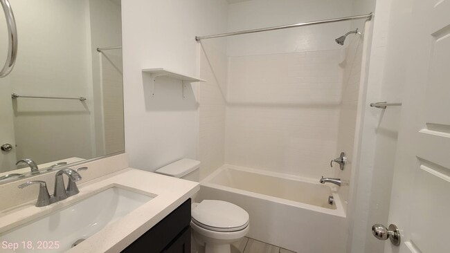 Building Photo - 3 Bedroom 3 Bath Townhouse