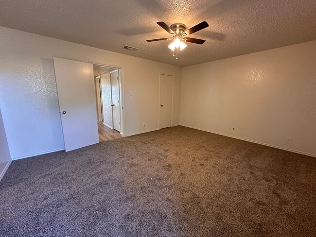 Building Photo - Available now! Nice 2 Bedroom, 2 Full Bath Duplex Located in Saginaw.