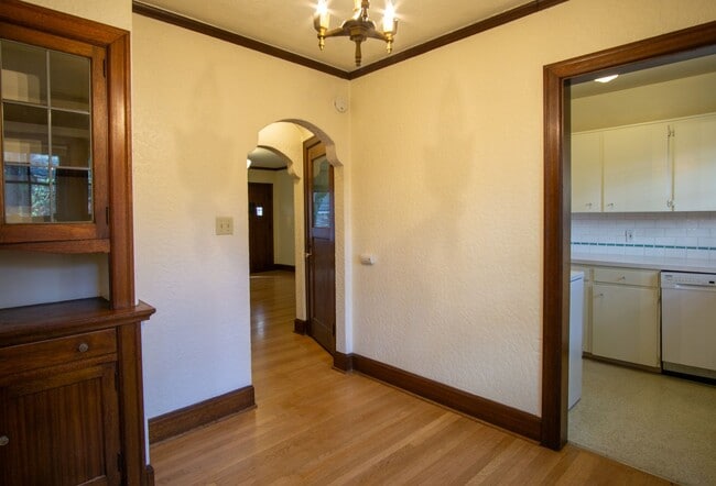 Building Photo - 1930's Townhouse in Idyllic Setting- Vinta...