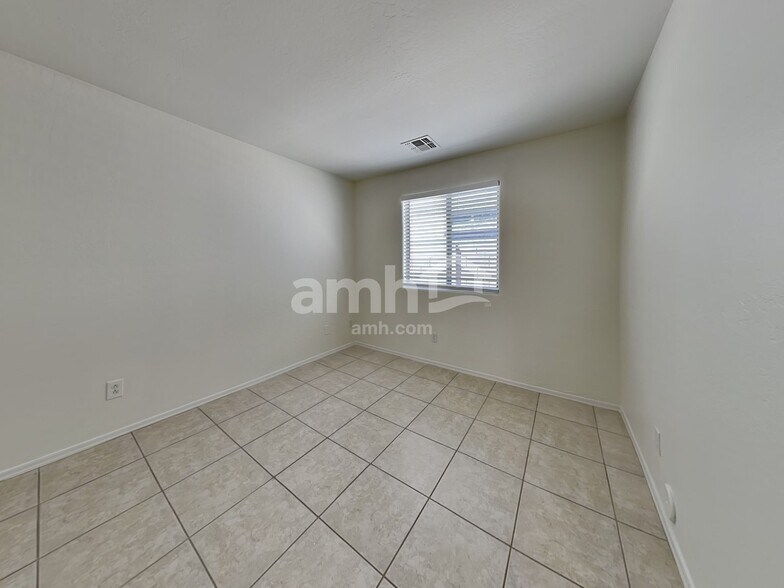 Building Photo - 11409 W Davis Ln